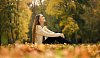 Woman sittin on the ground in the park