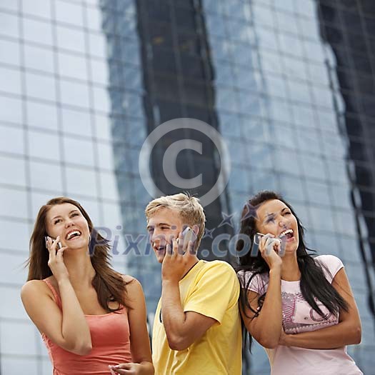 Young adults speaking on their cells Young adults speaking on their cells