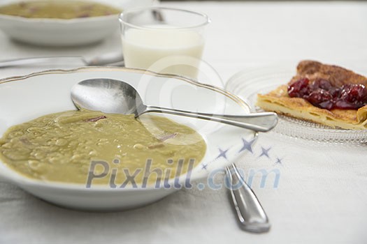 Pea soup with milk and cake Pea soup with milk and cake