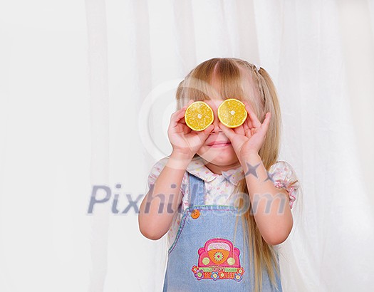 Portrait of a little girl with fruit in their hands.