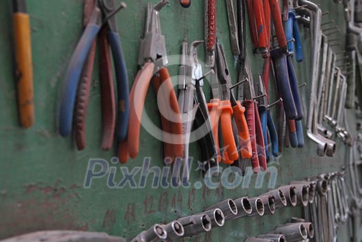 tools (NIKON D80; 2.6.2007; 1/50 at f/4.5; ISO 100; white balance: Auto; focal length: 29 mm) tools (NIKON D80; 2.6.2007; 1/50 at f/4.5; ISO 100; white balance: Auto; focal length: 29 mm)