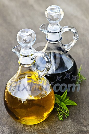 Oil and balsamic vinegar glass bottles with spouts Oil and balsamic vinegar glass bottles with spouts