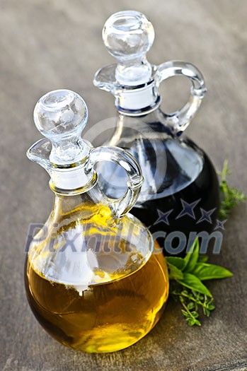 Oil and balsamic vinegar glass bottles with spouts Oil and balsamic vinegar glass bottles with spouts