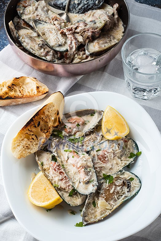 Mussels with Blue Cheese Sauce and Garlic Baguette Mussels with Blue Cheese Sauce and Garlic Baguette