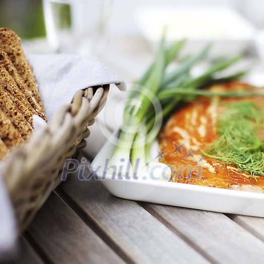 Smoked salmon served with onions and bread