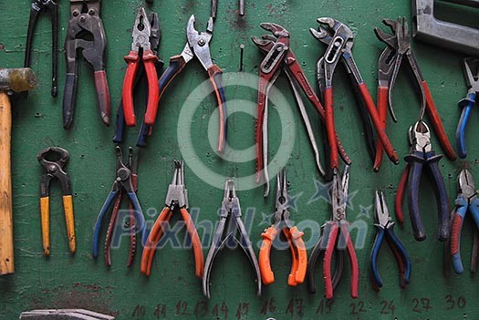 tools (NIKON D80; 2.6.2007; 1/50 at f/4.5; ISO 100; white balance: Auto; focal length: 24 mm) tools (NIKON D80; 2.6.2007; 1/50 at f/4.5; ISO 100; white balance: Auto; focal length: 24 mm)