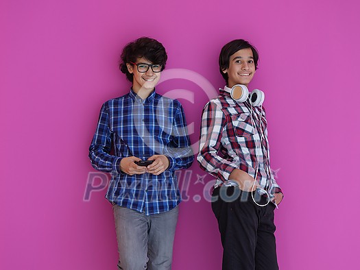Arabic teenagers group portrait against pink wall ž Arabic teenagers group portrait against pink wall ž