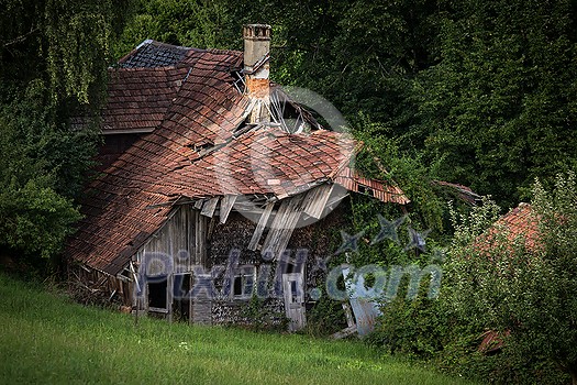 Splendid villa with lots of potential (a realtor would say) - House falling apart amid greenery Splendid villa with lots of potential (a realtor would say) - House falling apart amid greenery